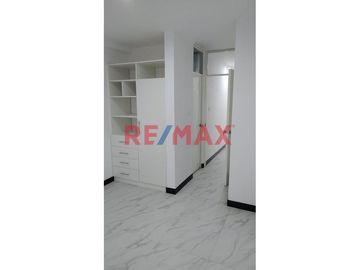 🌟 ¡Descubre tu nuevo espacio en Chiclayo! 🌟

Te presento un exclusivo y moderno departamento Flat, ubicado en la tranquila Urbanización Polifap - Mo