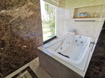 Casa en Venta en La Vista Country Club, Espectacular Vista a Campo de Golf.