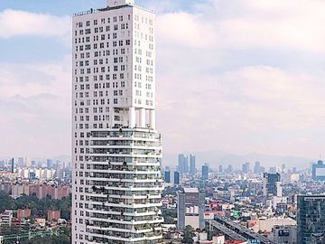 Departamento con balcón techo alto, con amenidades: cine, alberca con carril de