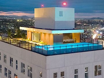 Departamento con balcón techo alto, con amenidades: cine, alberca con carril de