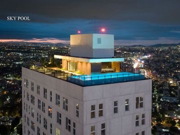 Departamento con balcón techo alto, con amenidades: cine, alberca con carril de