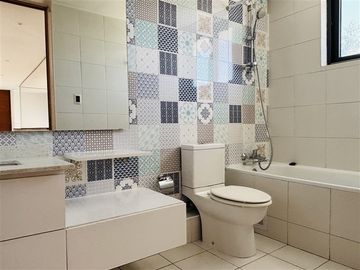 Casa en venta de 5 dorm. en Colina