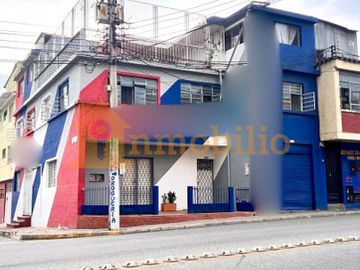 Casa de 3 niveles frente a vía principal en el barrio San Miguel