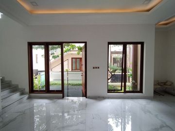 Town House di Pasar Minggu dengan Taman & Semi Furnished HSE-A0402