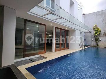 Dijual Rumah Modern Minimalis dengan Private Pool di Kemang