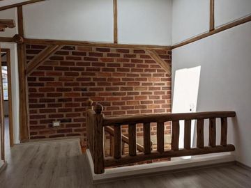 Vendo Linda casa 3 dorm, amplio jardín 182m2, estilo rústico, Tumbaco,Santa Rosa