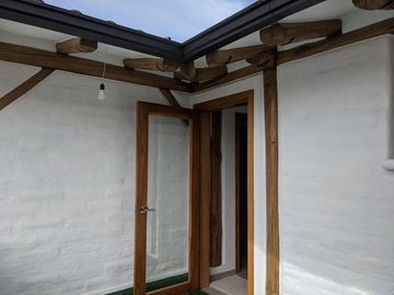 Vendo Linda casa 3 dorm, amplio jardín 182m2, estilo rústico, Tumbaco,Santa Rosa
