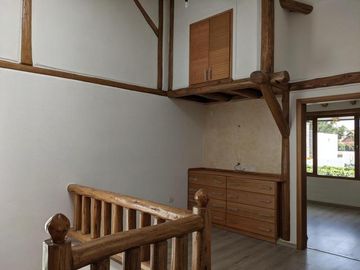 Vendo Linda casa 3 dorm, amplio jardín 182m2, estilo rústico, Tumbaco,Santa Rosa