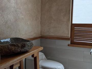 Vendo Linda casa 3 dorm, amplio jardín 182m2, estilo rústico, Tumbaco,Santa Rosa