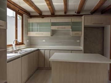 Vendo Linda casa 3 dorm, amplio jardín 182m2, estilo rústico, Tumbaco,Santa Rosa