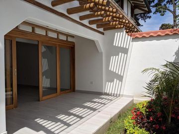 Vendo Linda casa 3 dorm, amplio jardín 182m2, estilo rústico, Tumbaco,Santa Rosa