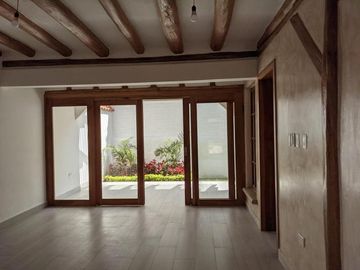 Vendo Linda casa 3 dorm, amplio jardín 182m2, estilo rústico, Tumbaco,Santa Rosa