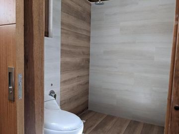 Vendo Linda casa 3 dorm, amplio jardín 182m2, estilo rústico, Tumbaco,Santa Rosa