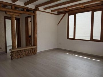 Vendo Linda casa 3 dorm, amplio jardín 182m2, estilo rústico, Tumbaco,Santa Rosa