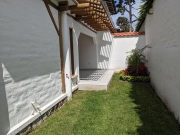 Vendo Linda casa 3 dorm, amplio jardín 182m2, estilo rústico, Tumbaco,Santa Rosa