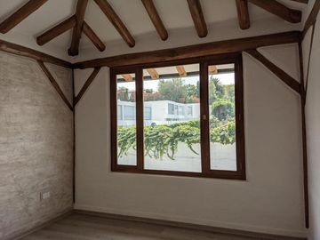 Vendo Linda casa 3 dorm, amplio jardín 182m2, estilo rústico, Tumbaco,Santa Rosa