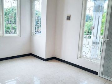 Rumah hook 2 lantai baru renovasi Pantai Mentari Carport 1 mobil umsse