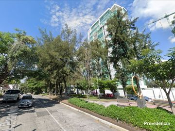 Departamento con ventanas de piso a techo, con lobby, sala de juntas y centro de