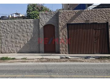 Vendo Hermosa Casa De Estilo Tradicional En La Av. Arancota - Entrada De Tiabaya