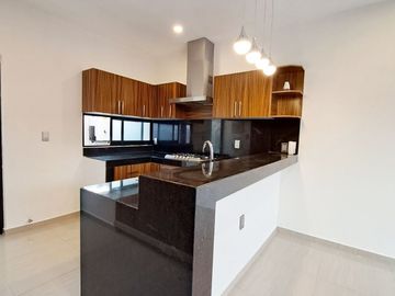 Venta de Casa con Alberca en Coto Privado al Norte de Colima