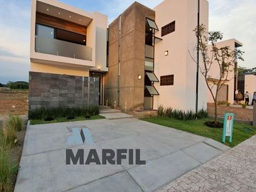Venta de Casa con Alberca en Coto Privado al Norte de Colima