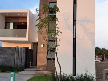 Venta de Casa con Alberca en Coto Privado al Norte de Colima