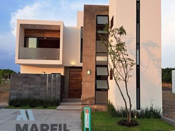Venta de Casa con Alberca en Coto Privado al Norte de Colima