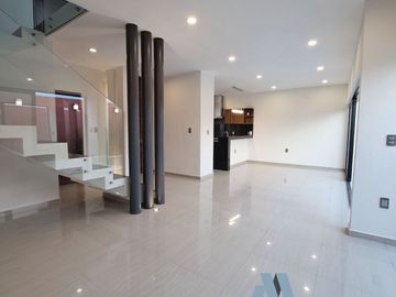 Venta de Casa con Alberca en Coto Privado al Norte de Colima