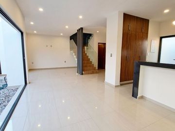 Venta de Casa con Alberca en Coto Privado al Norte de Colima