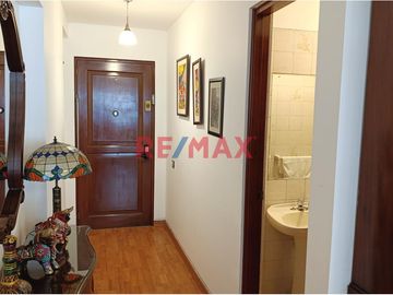 ¡OPORTUNIDAD ÚNICA EN MIRAFLORES!
Venta de Departamento en una ubicación privilegiada de Miraflores. Este encantador hogar, totalmente confortable co