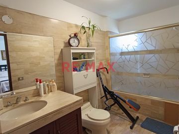 ¡OPORTUNIDAD ÚNICA EN MIRAFLORES!
Venta de Departamento en una ubicación privilegiada de Miraflores. Este encantador hogar, totalmente confortable co