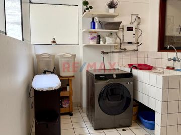 ¡OPORTUNIDAD ÚNICA EN MIRAFLORES!
Venta de Departamento en una ubicación privilegiada de Miraflores. Este encantador hogar, totalmente confortable co