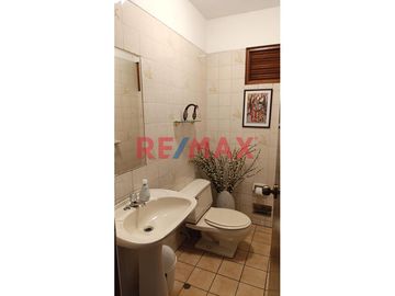 ¡OPORTUNIDAD ÚNICA EN MIRAFLORES!
Venta de Departamento en una ubicación privilegiada de Miraflores. Este encantador hogar, totalmente confortable co
