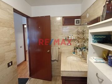 ¡OPORTUNIDAD ÚNICA EN MIRAFLORES!
Venta de Departamento en una ubicación privilegiada de Miraflores. Este encantador hogar, totalmente confortable co