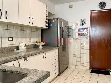 ¡OPORTUNIDAD ÚNICA EN MIRAFLORES!
Venta de Departamento en una ubicación privilegiada de Miraflores. Este encantador hogar, totalmente confortable co