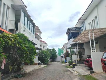 Rumah Hoek Strategis Full Furnished Bintara Jaya Bekasi Barat