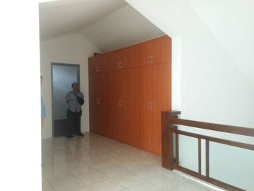 Rumah di gayungsari harga hitung tanah bisa nego ROW 3 mobil, posisi dekat jalan raya