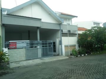 Rumah di gayungsari harga hitung tanah bisa nego ROW 3 mobil, posisi dekat jalan raya