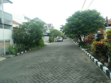 Rumah di gayungsari harga hitung tanah bisa nego ROW 3 mobil, posisi dekat jalan raya