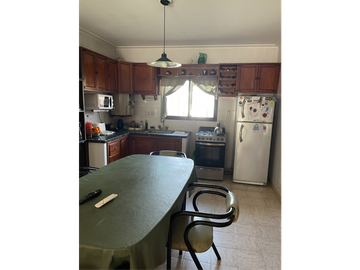 casa dos dormitorios y quincho sobre terreno de 400m2