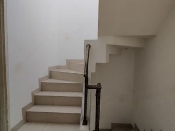 Rumah Bagus kenari PIK,3 lantai,hadap barat,harga 3,3M