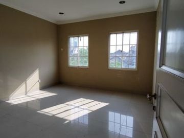 Rumah Bagus kenari PIK,3 lantai,hadap barat,harga 3,3M