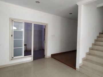 Rumah Bagus kenari PIK,3 lantai,hadap barat,harga 3,3M