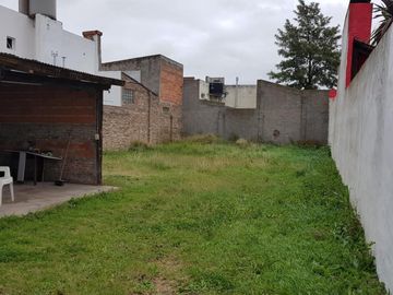 SE VENDE EXCELENTE DEMOLICION 10X50 DENTRO de las 4 AVENIDAS