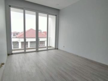 PURI INDAH JAKARTA BARAT RUMAH 3 LANTAI BARU DI RENOVASI