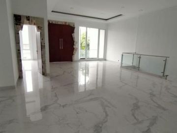 PURI INDAH JAKARTA BARAT RUMAH 3 LANTAI BARU DI RENOVASI