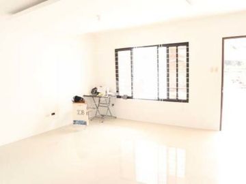 Townhouse For Sale in Tandang Sora at 9M PH926 B