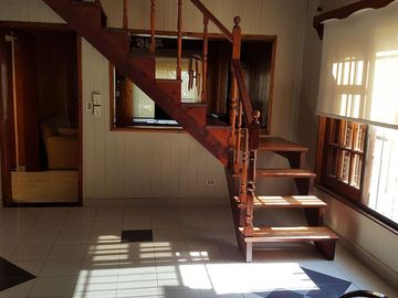 CLAYPOLE: EXCELENTE CHALET CENTRICO DE ESTILO,  DE AMPLIAS DIMENSIONES. LUMINOSO, FUNCIONAL. EXCEL.UBICACION A 4 CDRAS DE LA ESTACION . OPORTUNIDAD!!
