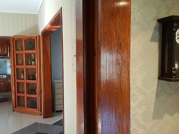 CLAYPOLE: EXCELENTE CHALET CENTRICO DE ESTILO,  DE AMPLIAS DIMENSIONES. LUMINOSO, FUNCIONAL. EXCEL.UBICACION A 4 CDRAS DE LA ESTACION . OPORTUNIDAD!!