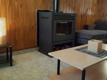 CLAYPOLE: EXCELENTE CHALET CENTRICO DE ESTILO,  DE AMPLIAS DIMENSIONES. LUMINOSO, FUNCIONAL. EXCEL.UBICACION A 4 CDRAS DE LA ESTACION . OPORTUNIDAD!!